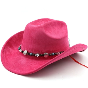 Détail d'un chapeau de cowboy en daim fuchsia avec ruban ethnique perlé et breloques