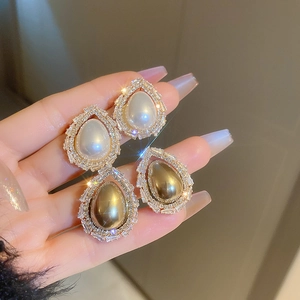 Boucles d'oreilles vintage en forme de goutte avec perles et zircons en blanc et doré