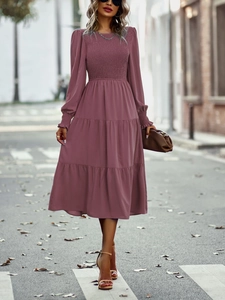 Détail d'une robe midi mauve à volants avec buste froncé et manches longues sur modèle
