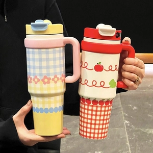 Grands gobelets isothermes avec poignée aux motifs floraux jaunes et à carreaux pommes rouges