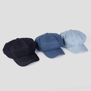 Trois nuances de casquettes Gavroche en denim montrant des délavages indigo variés