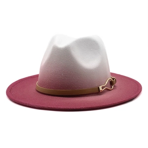 Détail du chapeau en feutre dégradé blanc à bordeaux avec lanière en cuir et boucle