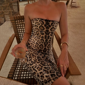 Détail des paillettes sur une robe bustier léopard avec une coupe ajustée sexy