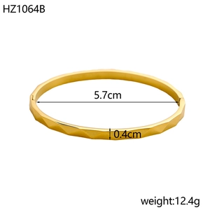 Detail view of 18K gold plated cuff bracelet with dimensions 5.7cm and weight 12.4g