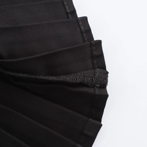 Robe trapèze élégante en tweed noir plissé avec détails de couture à la taille de qualité
