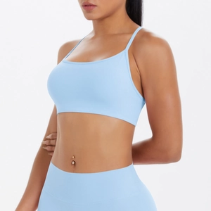 Vue détaillée latérale du soutien-gorge de sport et legging taille haute bleu clair