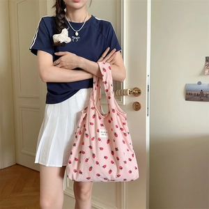 Gros plan détaillé du sac cabas en velours côtelé avec imprimé fraise