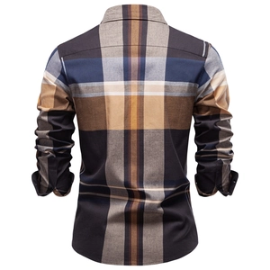 Vue arrière de la chemise à manches longues en coton à carreaux marron et bleu premium