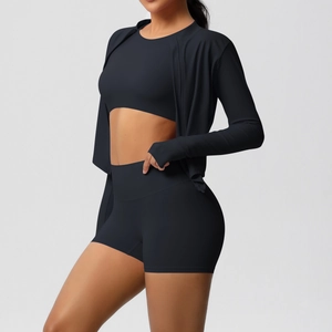 Ensemble de sport noir 3 pièces avec short, brassière et veste zippée à manches longues