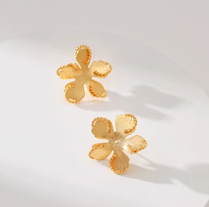 Retro 18K brass flower stud earrings with a brushed gold finish and rope edge detail