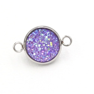 Macro-opname van zilveren ronde hanger met paarse glittertextuur en dubbele ringen