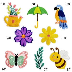Dettagli del ricamo di 8 toppe a cartoni animati con fiori e animali ricamati