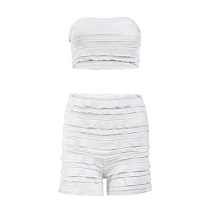 Vue à plat d'un ensemble blanc avec top bustier et short à volants taille haute