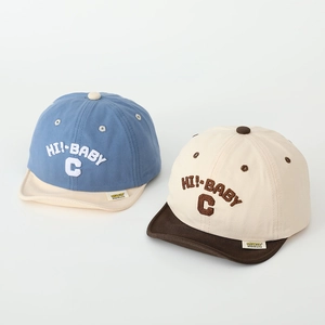 Detail der Baby-Baseballkappe mit gestickten Buchstaben und weichem Schirm in Blau-Beige