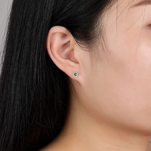 Detailed close-up of a 925 silver sunflower stud earring with green gem and white zircons