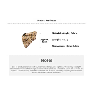 Détail de la pince à cheveux en tweed montrant les dimensions 13cm et le poids de 48,1g