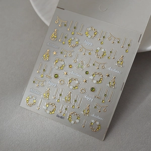 Vue détaillée de stickers ongles 5D relief Noël avec sapins dorés et couronnes