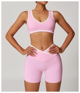 Détail de l'ensemble brassière et short rose à taille en V pour le fitness