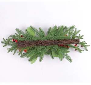 Makroaufnahme der Weihnachtsgirlande mit roten Beeren und Naturzapfen auf einem Rebenfuß