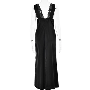 Détail d'une robe nuisette en satin noir avec patchwork en dentelle et dos en V profond