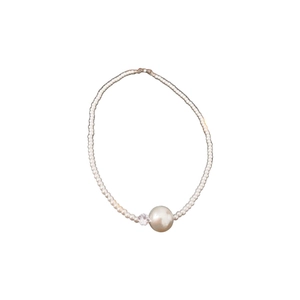Französische Vintage-Perlenkette mit Zirkonia-Anhänger auf weißem Hintergrund