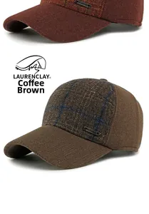 Dettaglio del cappello da baseball marrone caffè con placca in metallo e trama spessa