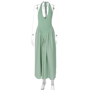 Detail eines hellgrünen Halter-Maxikleids mit tiefem V-Ausschnitt und Taillenfalten