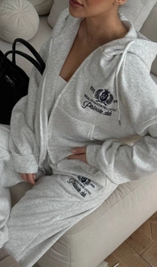 Détail de l'ensemble sweat à capuche gris avec broderie de lettres sur maille coton