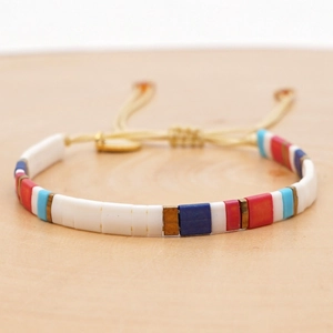 Bracelet bohème en perles Tila avec carreaux colorés et touches dorées sur bois