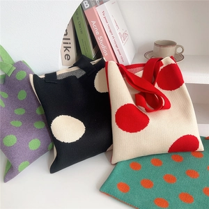 Borse tote in maglia a pois minimaliste in varie combinazioni di colori vivaci e stile chic