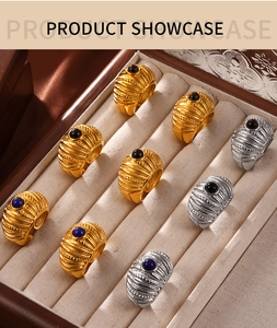 Dettaglio di anelli vintage in oro e argento con trama a onde e pietre preziose