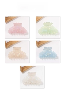 Vue détaillée de grandes pinces à cheveux en PVC nacré aux couleurs dopamine pour femme