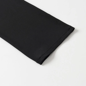Dettaglio del polsino in maglia nera che mostra cuciture di qualità e trama del tessuto