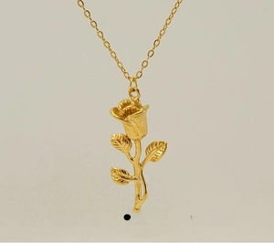 Détail du pendentif rose en or 18K poli avec placage écologique sur acier inoxydable