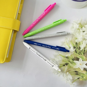 5-piece colorful retractable neutral pen set with inspirational English quotes on desk