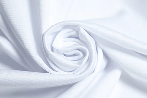 Vista macro del tessuto a maglia bianco con drappeggio morbido e trama a coste definita
