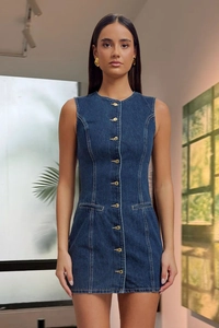 Dettaglio mini abito in denim blu scuro con design senza maniche e bottoni dorati frontali