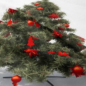 Dettaglio di albero di Natale verde con stelle rosse e supporto in metallo nero