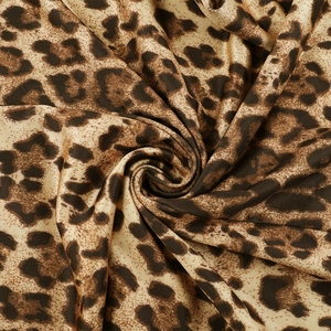 Dettaglio del tessuto leopardato con eleganti torsioni e morbida consistenza cadente