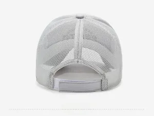 Dettaglio del retro in rete grigia traspirante e cinturino regolabile con velcro del cappello