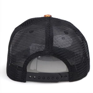 Vista posteriore cappello snapback in rete nera traspirante con bottone superiore floreale