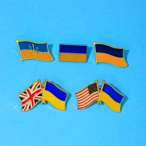 Lot de cinq badges drapeau Ukraine incluant designs croisés USA et UK sur fond bleu
