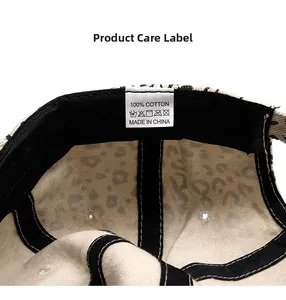 Détail de l'étiquette de lavage 100% coton et des coutures sur la casquette léopard