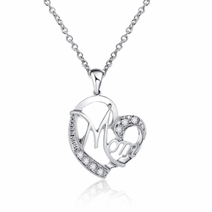 Collier cœur argenté avec lettrage Mom et pierres zircon sur une chaîne fine