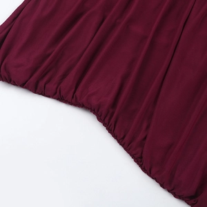Détail du tissu en maille rouge vin avec texture plissée élastique pour robe femme