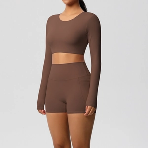 Detailweergave van de yoga short met hoge taille en handige verborgen zakken