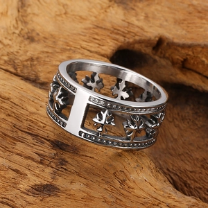 Bague en acier argenté pour homme avec motifs croix ajourés sur fond bois