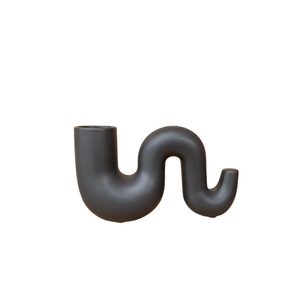 Vase moderne en céramique noir mat avec silhouette ondulée pour décoration d'intérieur