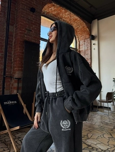 Détail du sweat à capuche délavé gris et du jogging avec broderie Bonneriee