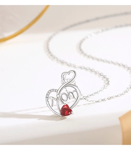 Détail du collier MOM en argent S925 avec cœur en zircon rouge et petits éclats